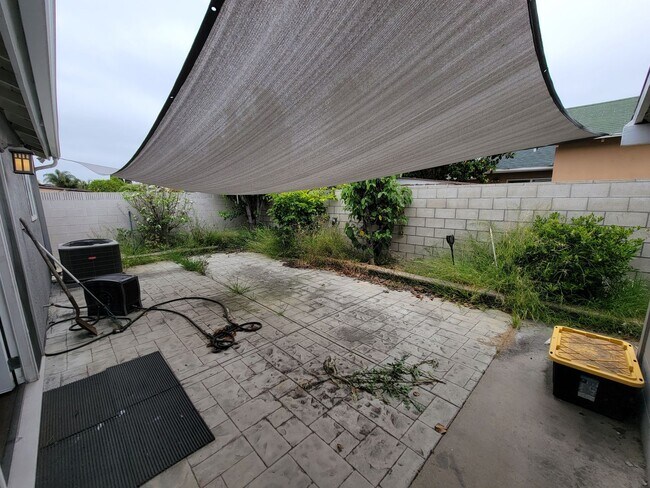 Building Photo - Rare 4 Bed, 2 Bath House