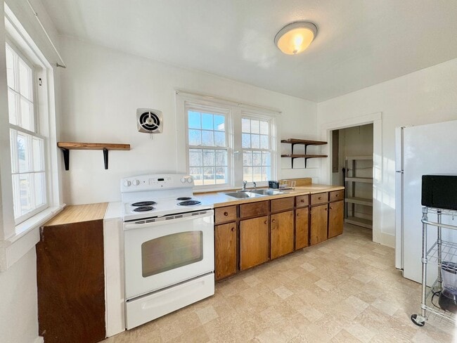 Building Photo - Must See Country Home Minutes to Kerr Lake