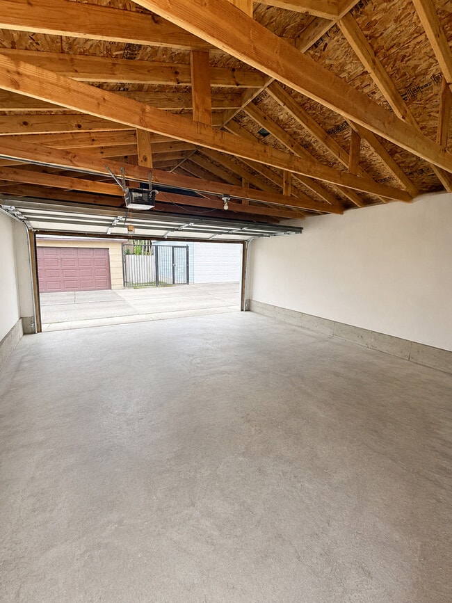 Building Photo - 4925 W Henderson St
