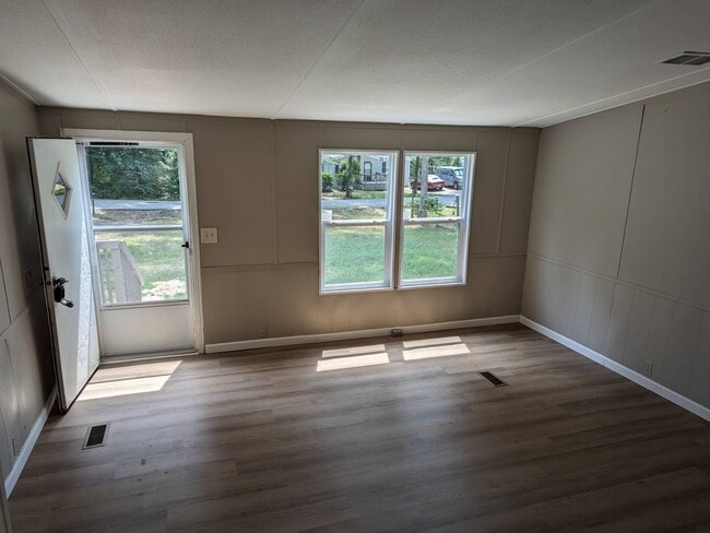 Building Photo - 505 Englewood Dr