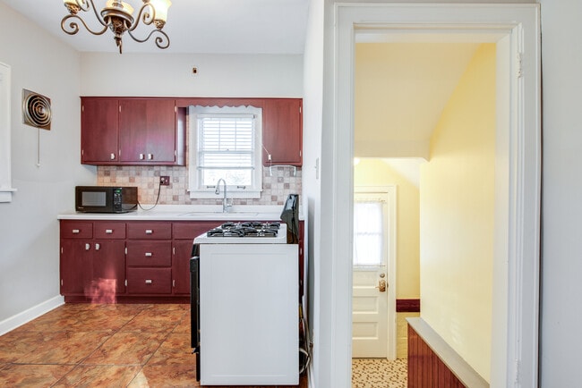 Building Photo - 826 N Center St