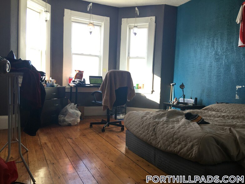 Building Photo - 160 Centre St