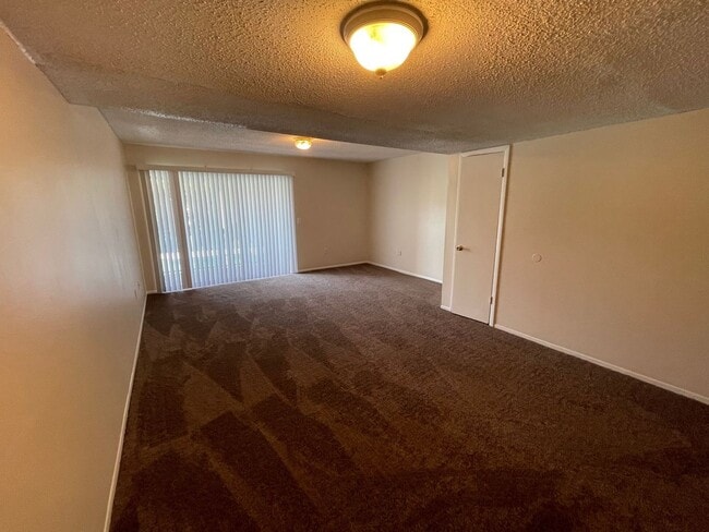 Building Photo - Large 2 Bedroom, 1 1/2 Bathroom Condo Available Immediately!