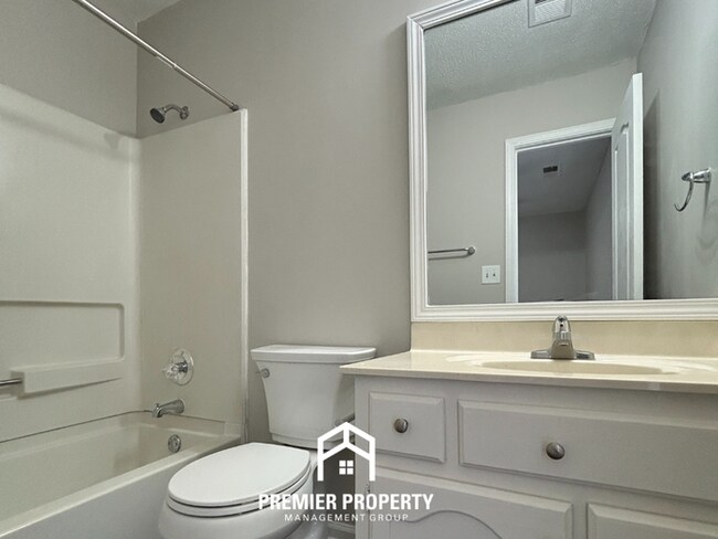 Building Photo - 3760 Ivanhoe Dr