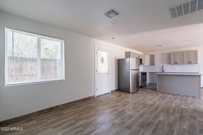 Building Photo - 37 E El Parque Dr