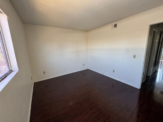 Building Photo - 2 Bedroom Townhome in El Cajon