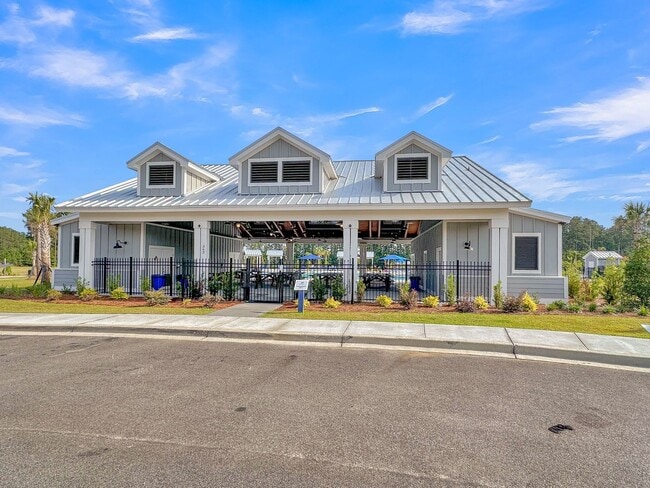 Building Photo - 3 Bedroom 2.5 Bath Located in Pine Hills i...