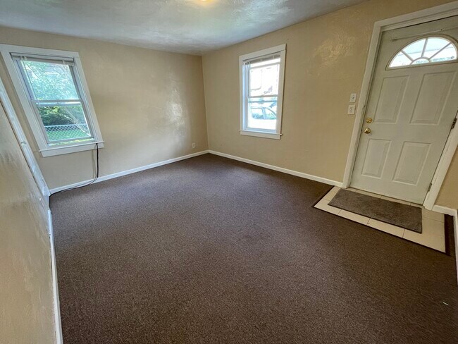 Building Photo - 329 Hemlock Dr