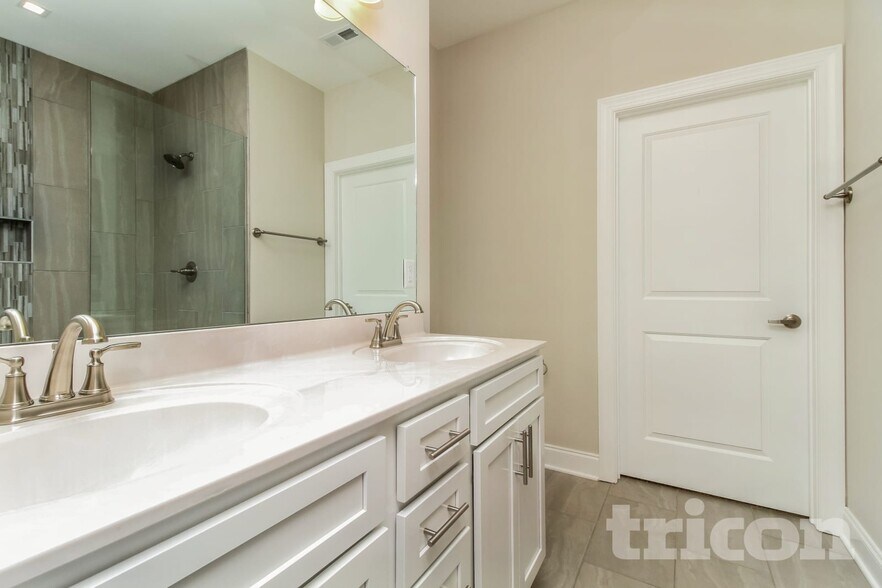 Building Photo - 121 Dimaggio Dr