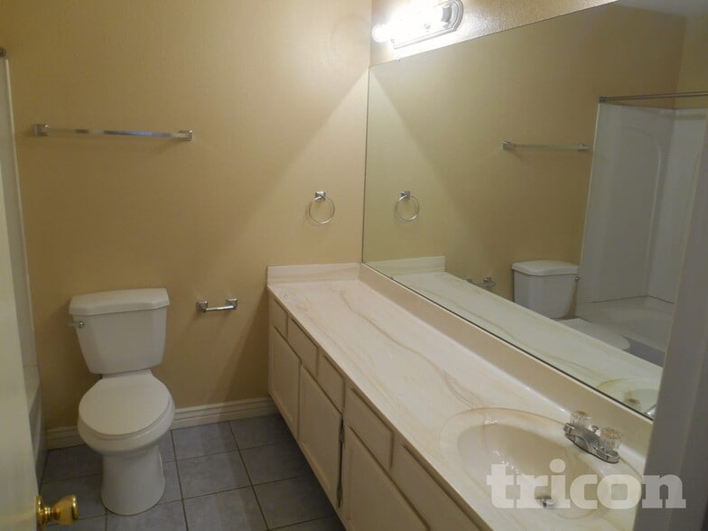 Building Photo - 1706 N Comanche Dr