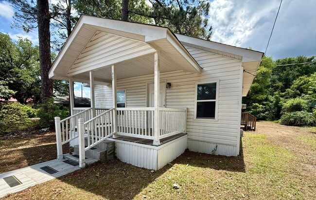 Primary Photo - Quaint and Convenient!