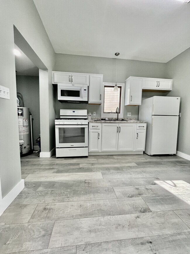 Building Photo - 117 W Hemlock St