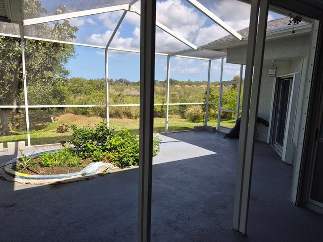 Building Photo - "Spacious 1732 Sq Ft 3-Bed, 2 Baths, in Tarpon Springs!"