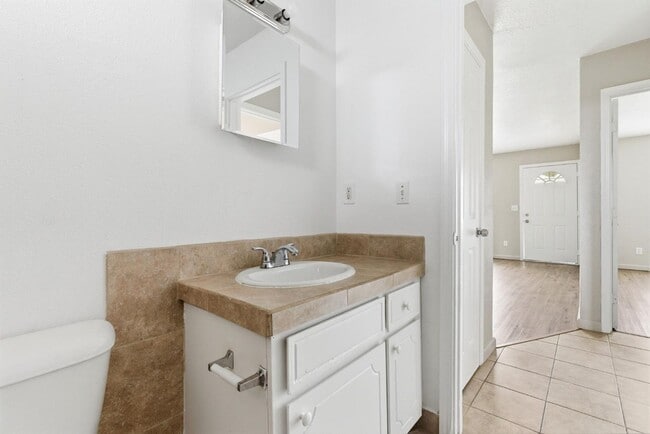 Building Photo - 616 S Irwin St