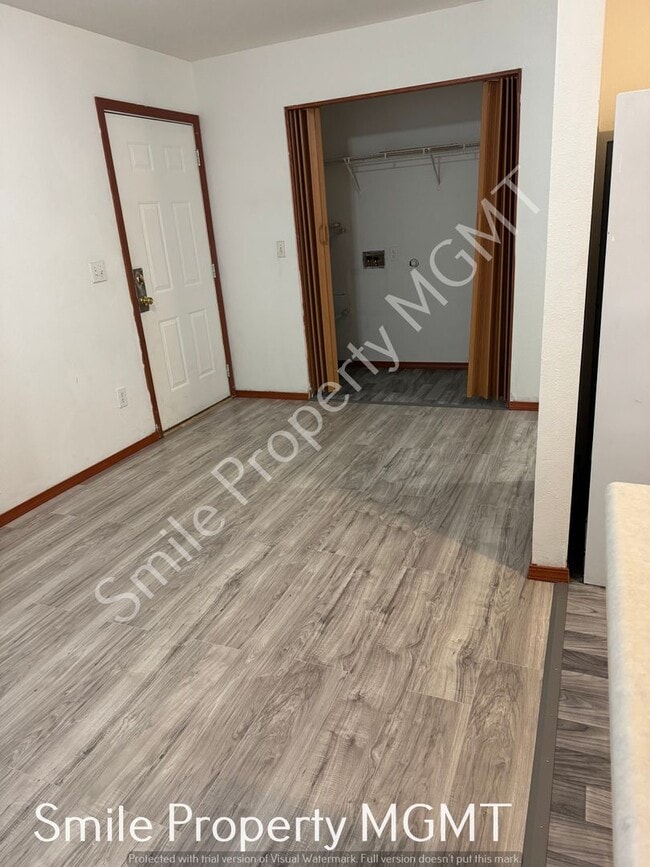 Building Photo - A nice house with 3 beds rooms and 1.5 baths.