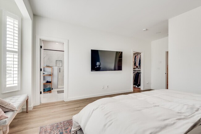 Building Photo - Gorgeous 3/3.5 Townhome Minutes From Downt...