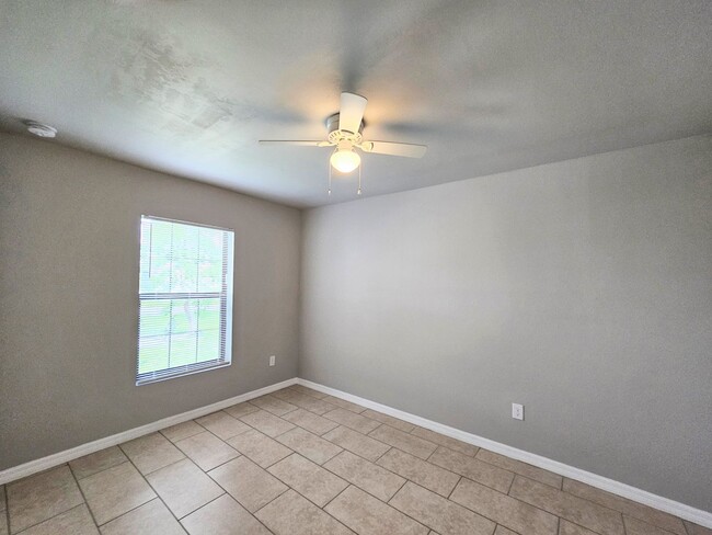 Building Photo - Like New  3 bedroom, 2bath 1 car garage