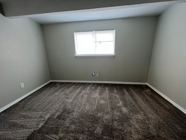 Building Photo - 4 bedroom 2 and a half bathroom single fam...