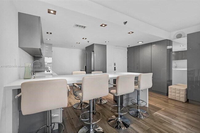 Building Photo - 2625 Collins Ave