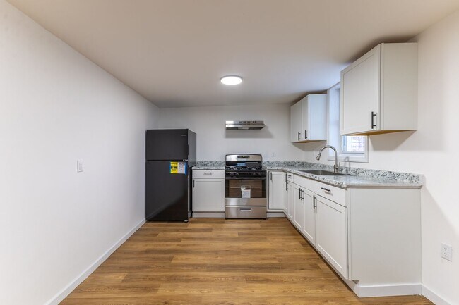 Building Photo - Fully Renovated 3-Bedroom Apartment – Seco...