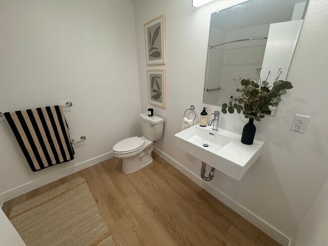 Building Photo - Modern Living in the Heart of Los Angeles