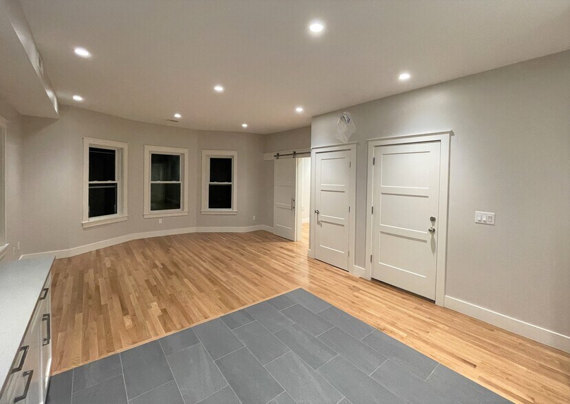 Building Photo - 70 Spring St