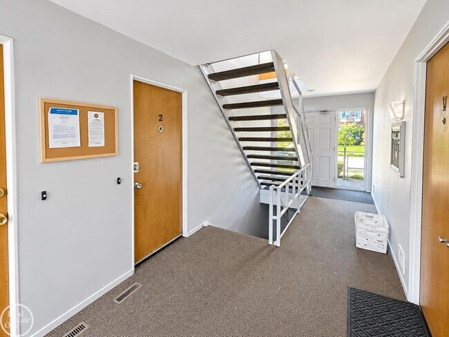 Building Photo - 4840 Briarwood Ave