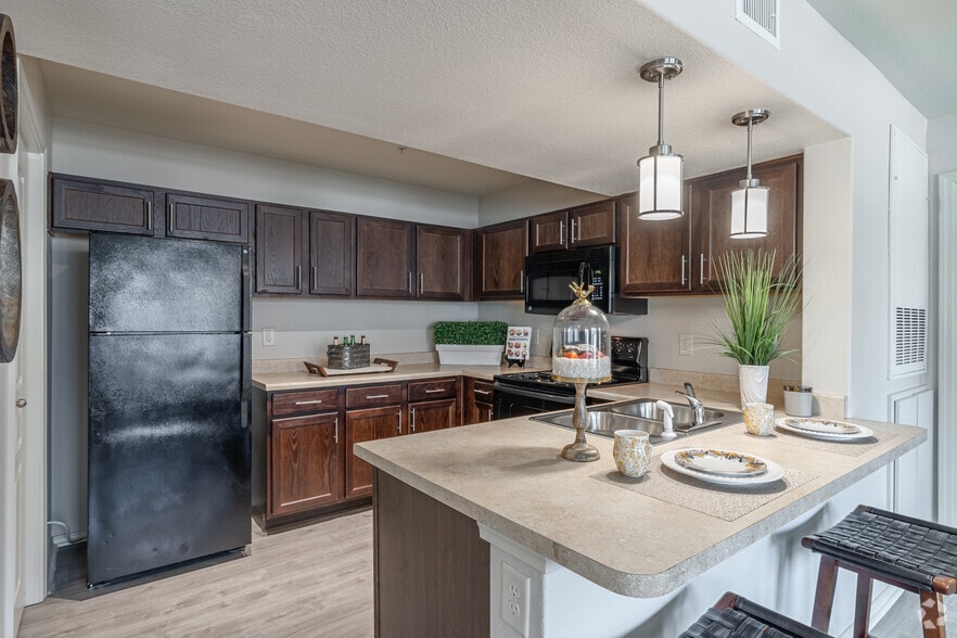 2BR, 2BA - 949SF - Kitchen - Centerstone Apartment Homes