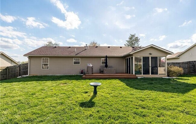 Building Photo - 3BR/2BR Home For Rent - Fenced Back Yard w...