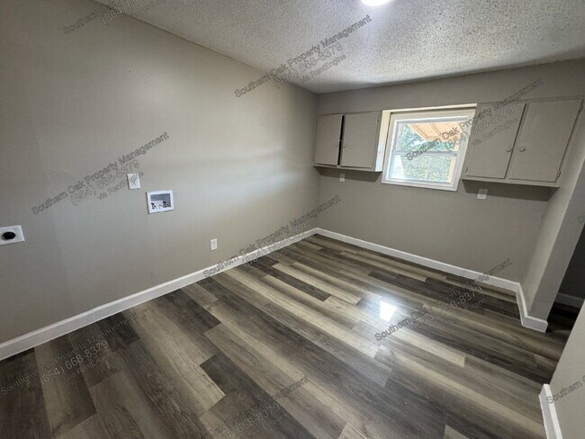 Building Photo - 118 Harrys Dr