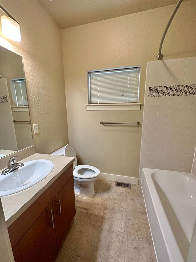 Building Photo - 712 W Laurel St