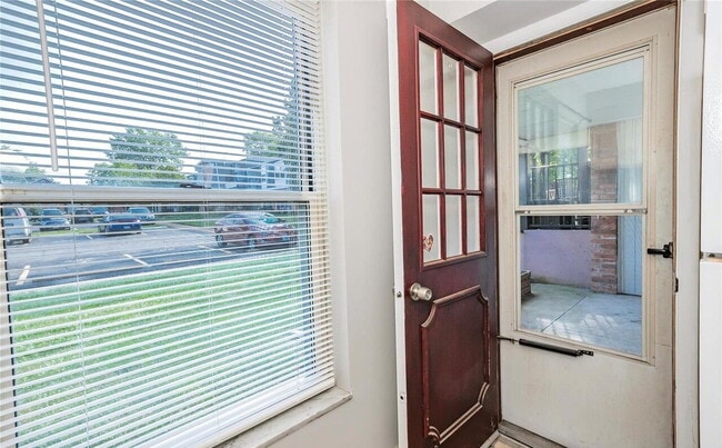 Building Photo - Bright & Spacious Unit with Natural Light