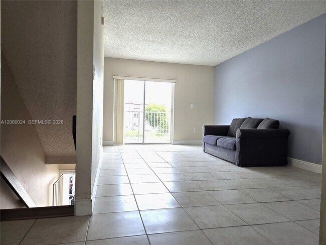 Building Photo - 900 SW 104th Ct