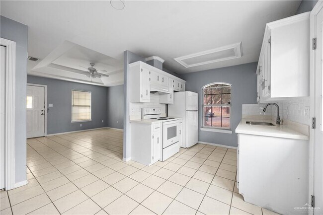 Building Photo - 24 Erica