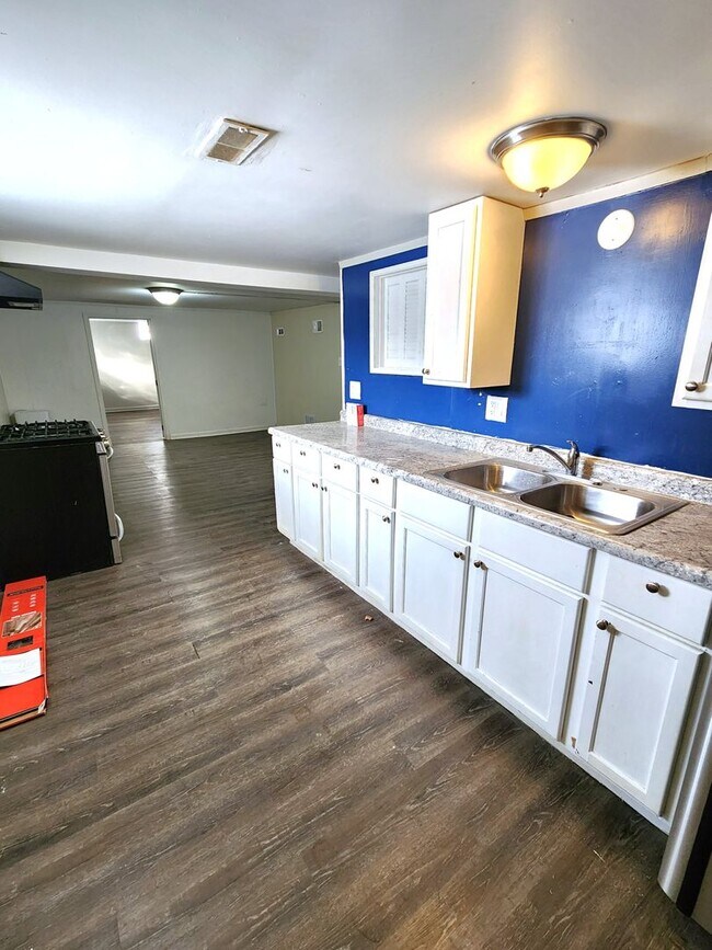 Building Photo - 653 S 69th St