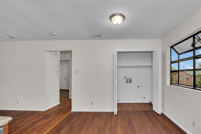 Building Photo - 500 Algerita Dr