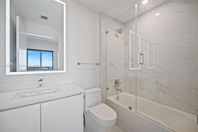 Building Photo - 700 NE 24th St