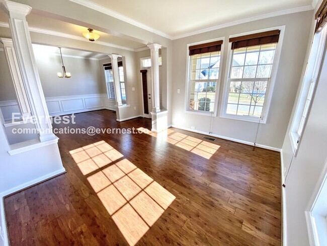 Building Photo - 5 Bed, 4.5 Bath Home with Fenced Yard & Garage / Coming Soon!