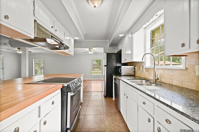 Building Photo - 9256 Bermuda Ave
