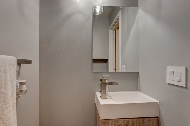Building Photo - Recently Updated 3 Bedroom and 3 Bath Town...
