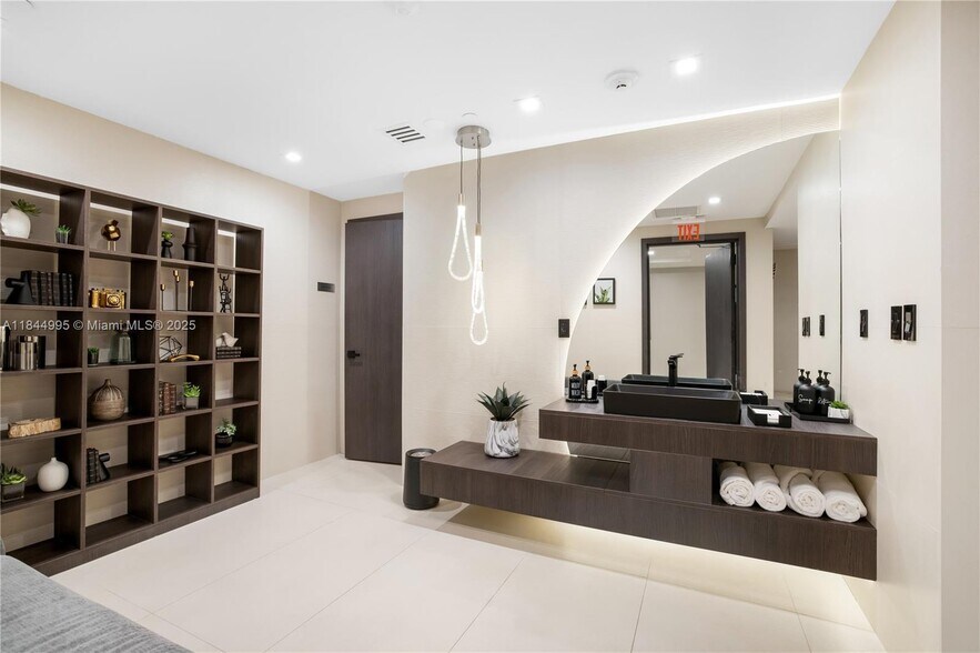 Building Photo - 15901 Collins Ave
