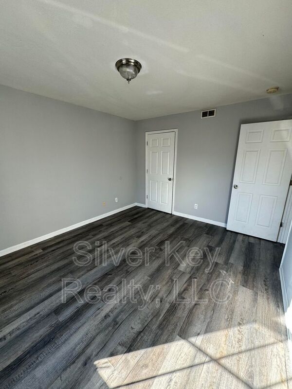 Building Photo - 250 Willow Creek Drive