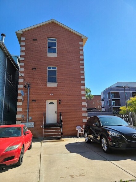 Building Photo - 2416 N Greenview Ave