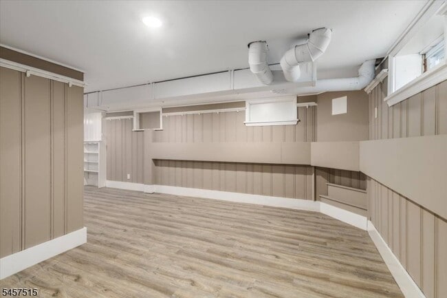 Building Photo - 235 River Dr