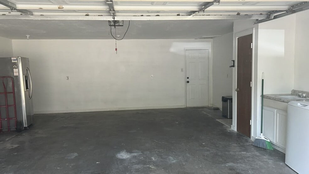 Building Photo - 144 Sunset Dr