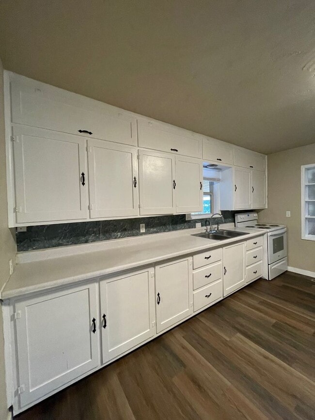 Building Photo - Charming Newly Remodeled 2 Bed/ 1 Bathroom Home!