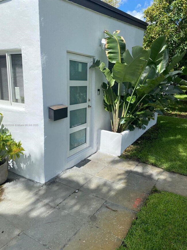 Building Photo - 1580 NE 139th St