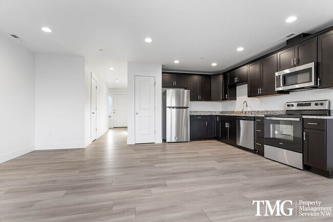 Building Photo - Modern townhome available June 1st!