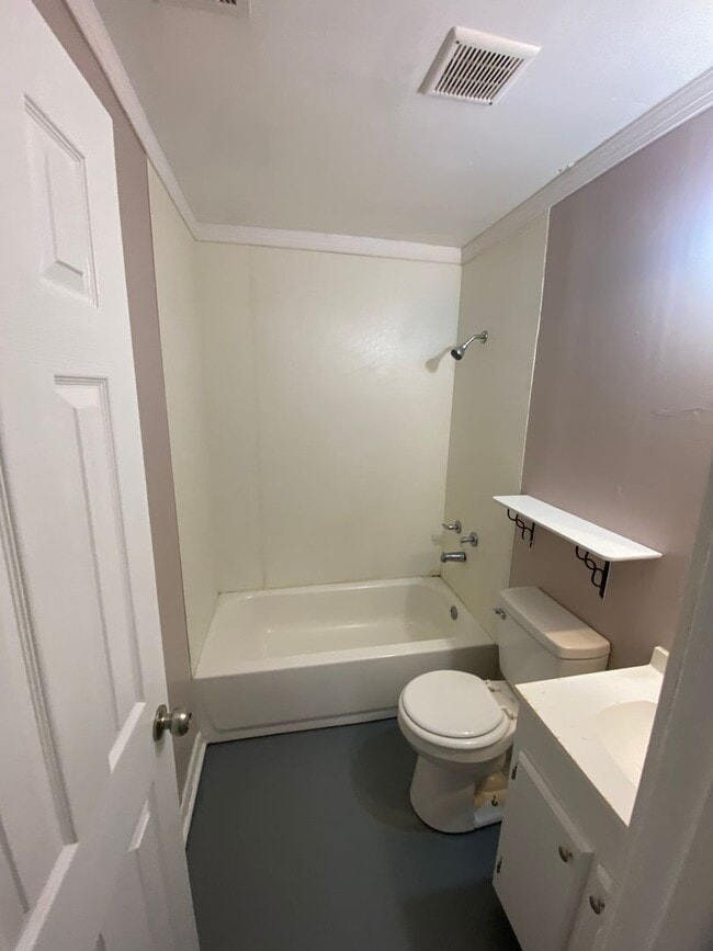 Building Photo - Spacious 4-Bedroom Home – Section 8 Welcome!