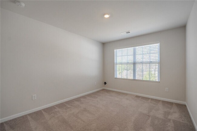 Building Photo - 14 Loebner Ln